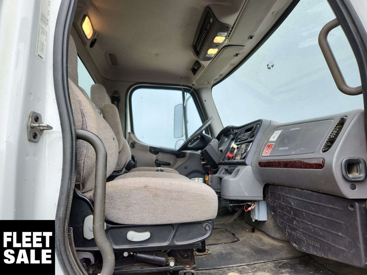 2011-freightliner-m2-106-image-17