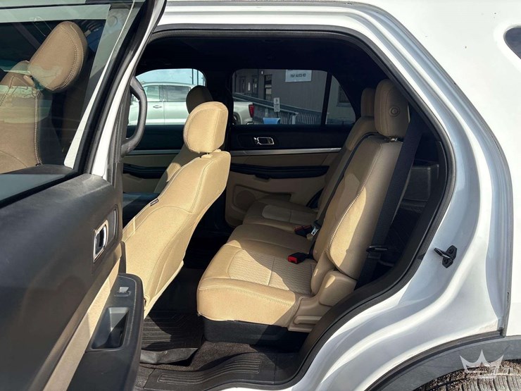 2016-ford-explorer-image-18