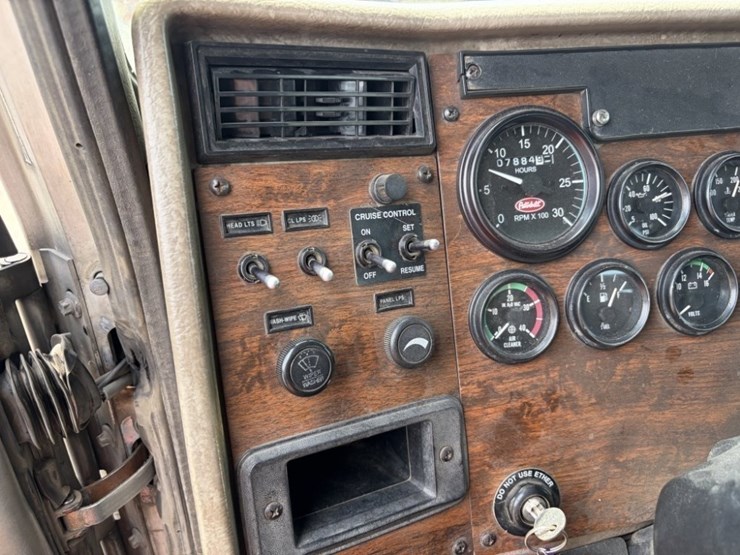 2000-peterbilt-330-image-24
