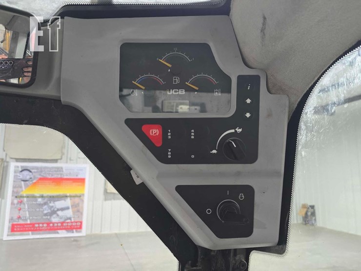 2022-jcb-3ts-8t-image-18