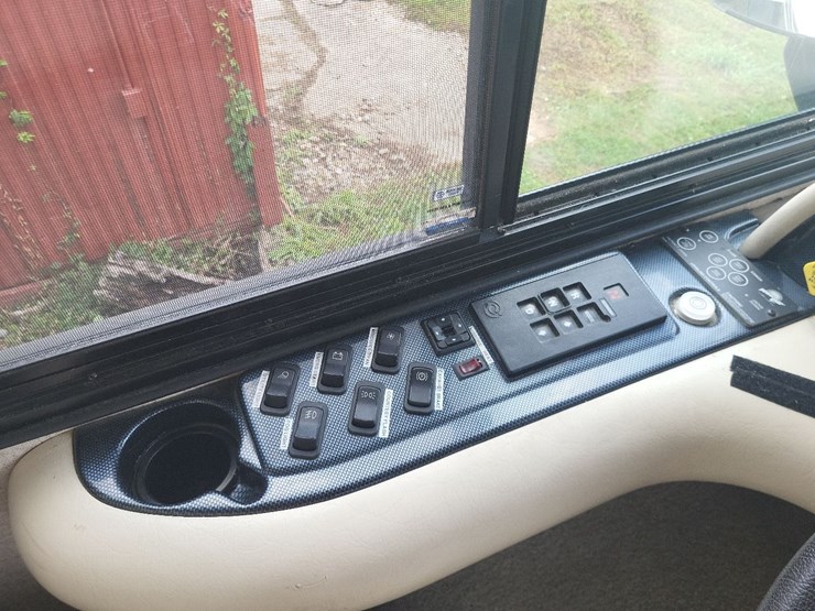 2003-fleetwood-bounder-39z-class-a-motorhome-on-freightliner-chassis-image-6