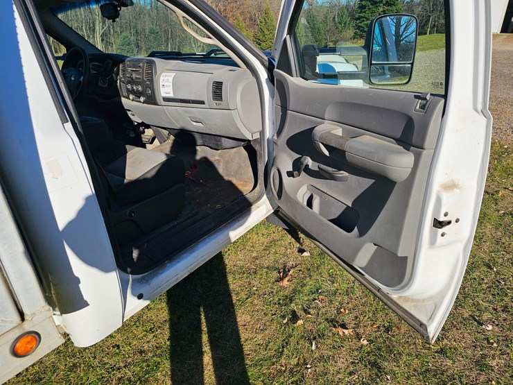2009-chevrolet-3500-image-8