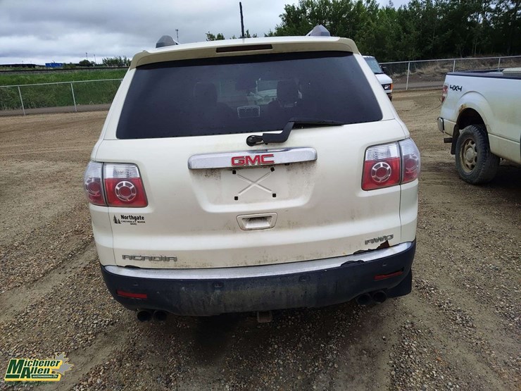 2010-gmc-acadia-image-16