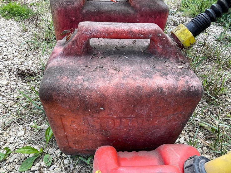 #3343-•-(3)-poly-gas-cans-image-10