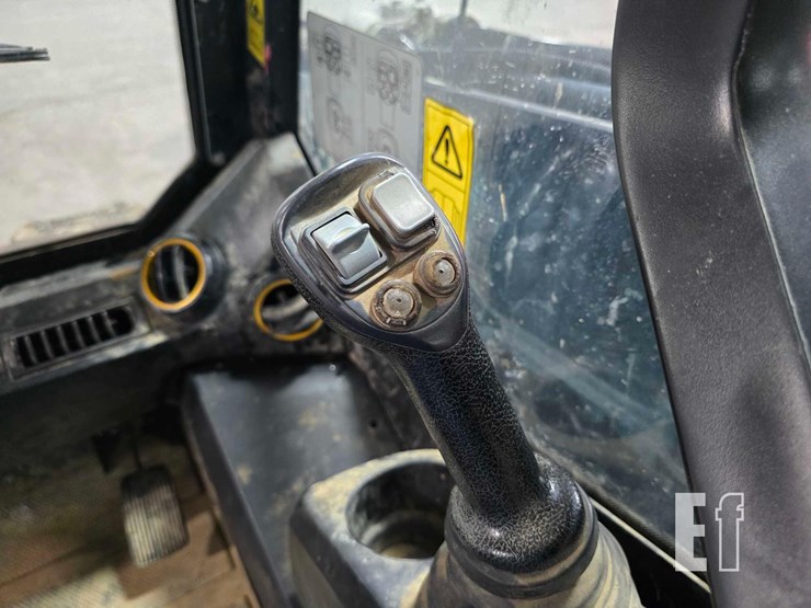 2022-jcb-3ts-8t-image-16