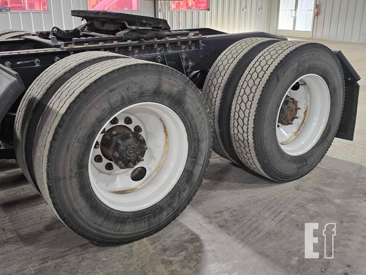 2017-international-durastar-4400-image-23