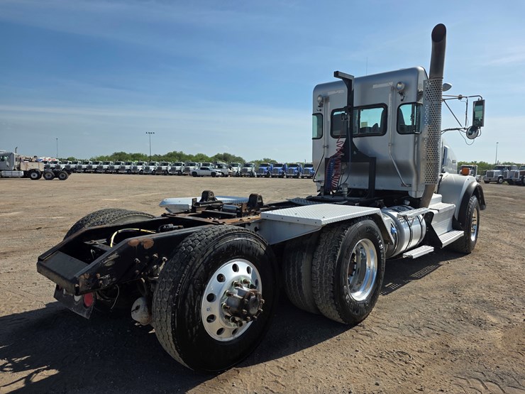 2013-kenworth-t800-image-5