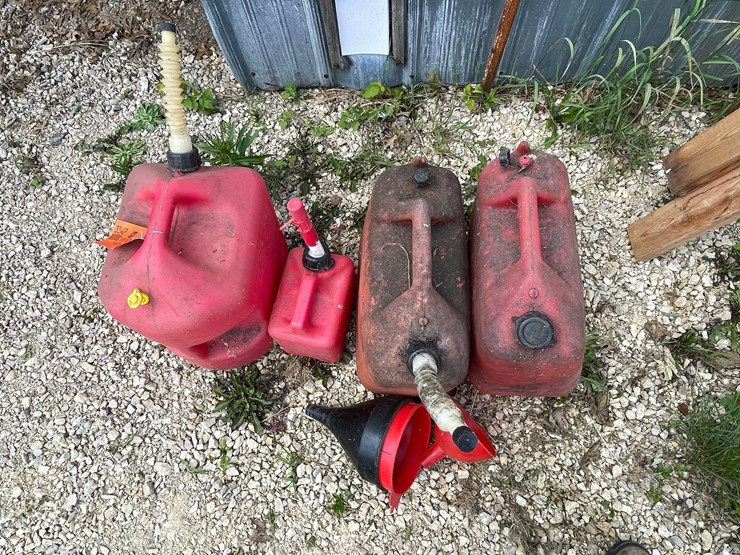 #3342-•-(4)-poly-gas-cans-image-9