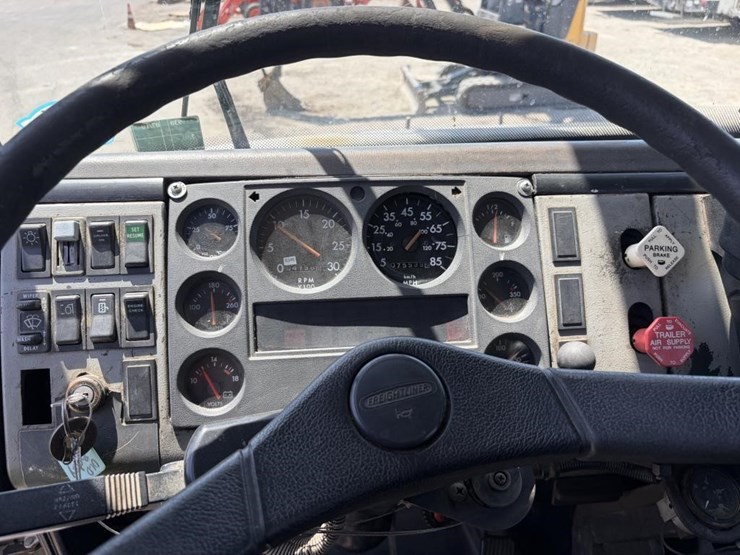 2000-freightliner-fl80-image-41