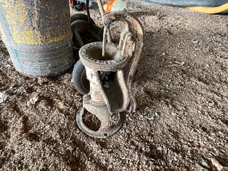 #2289-•-rotary-mower,-hand-pump,-and-26"-barrel-image-7