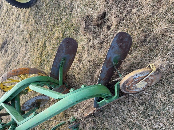 john-deere-pull-type-two-bottom-plow-image-18