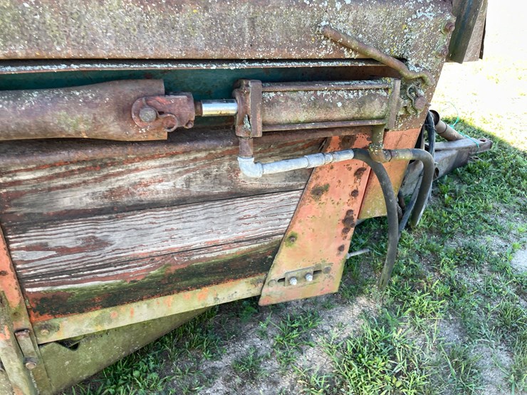 #1034-•-new-idea-manure-spreader-image-12