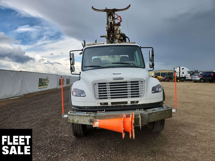 2011-freightliner-m2-106-image-9