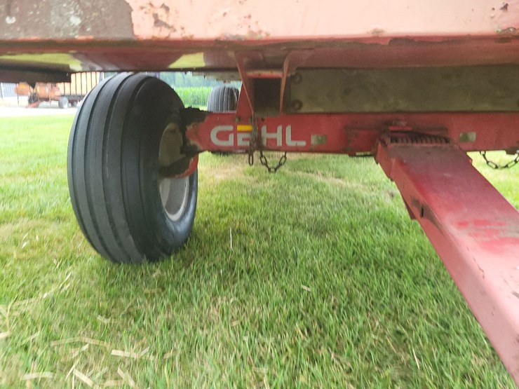 gehl-970-silage-wagon-w/gehl-tandem-axle-running-gear-image-51