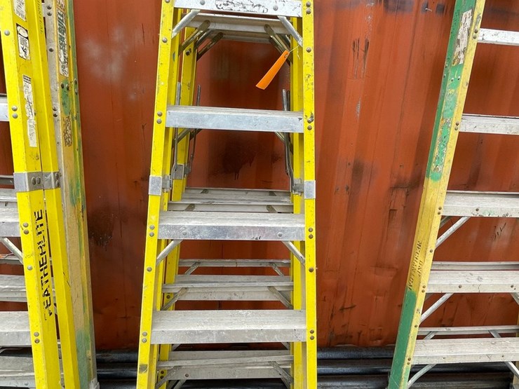 #1155-•-(2)-fiberglass-step-ladders-image-1