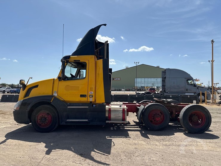 volvo-vnl64t300-image-5