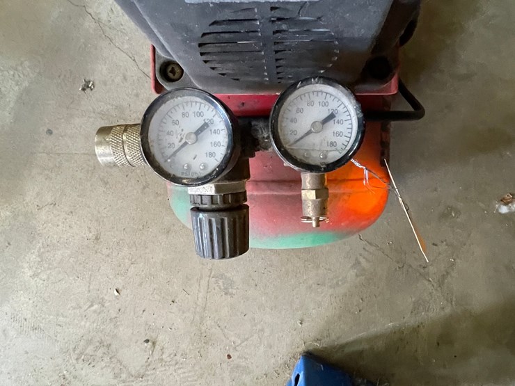 #4047-•-central-pneumatic-portable-air-compressor-image-4