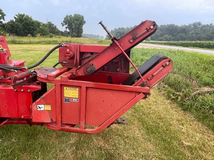 new-holland-570-image-11