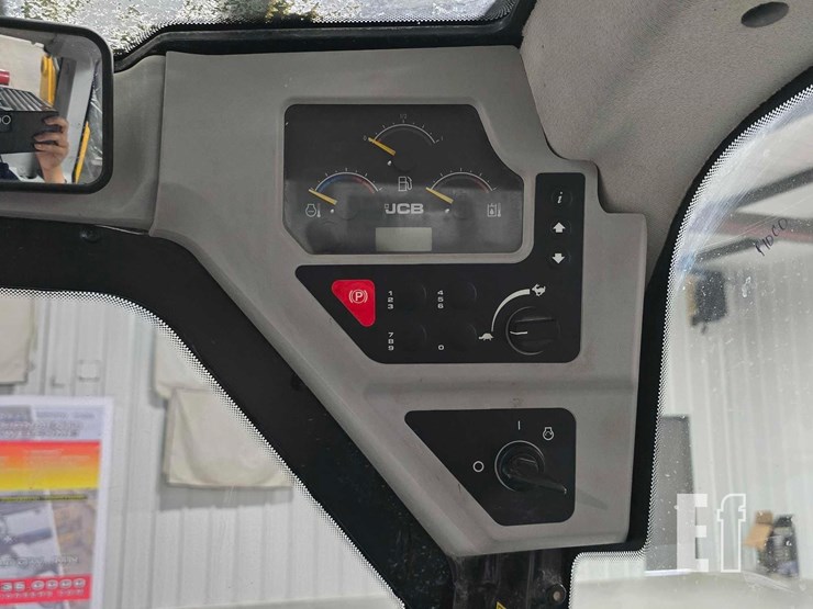 2022-jcb-3ts-8t-image-18