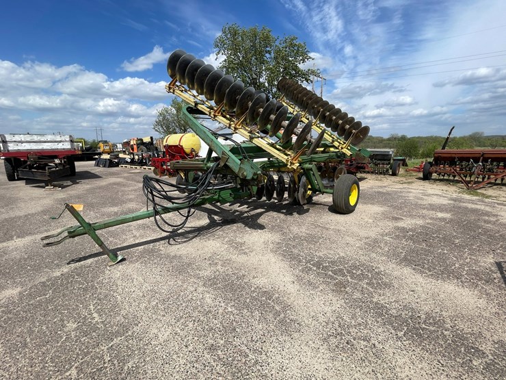 john-deere-220-image-4