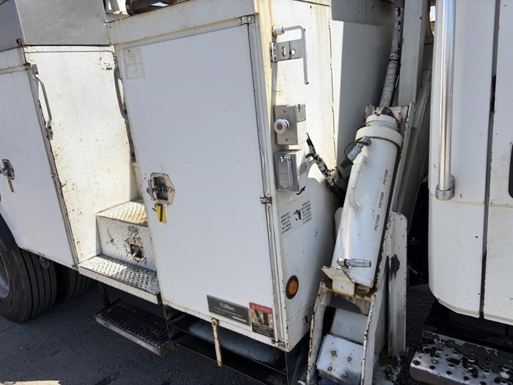 2000-freightliner-fl80-image-12