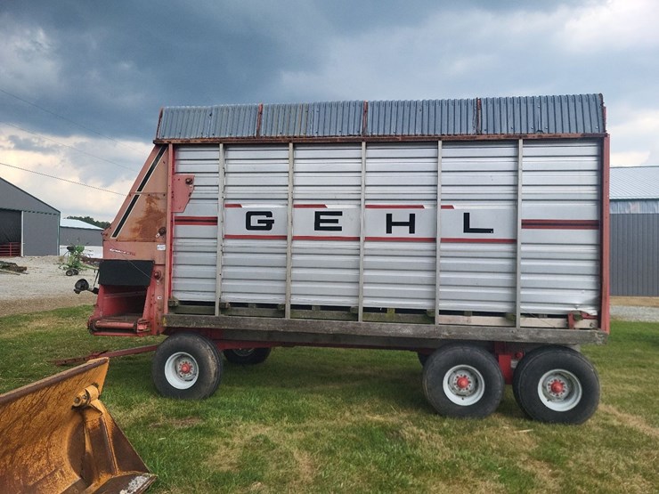 gehl-970-silage-wagon-w/gehl-tandem-axle-running-gear-image-6