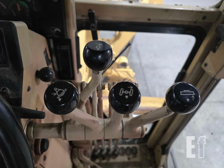 2004-caterpillar-120h-image-16