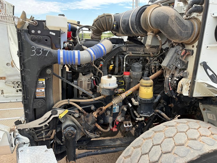 2015-peterbilt-365-image-32