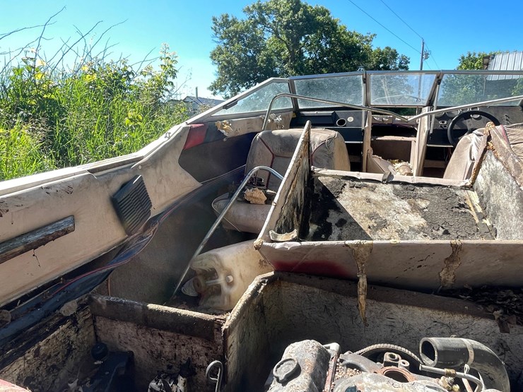 #3221-•-bayliner-capri-5.0l-boat-and-escort-trailer-(no-title)-image-18