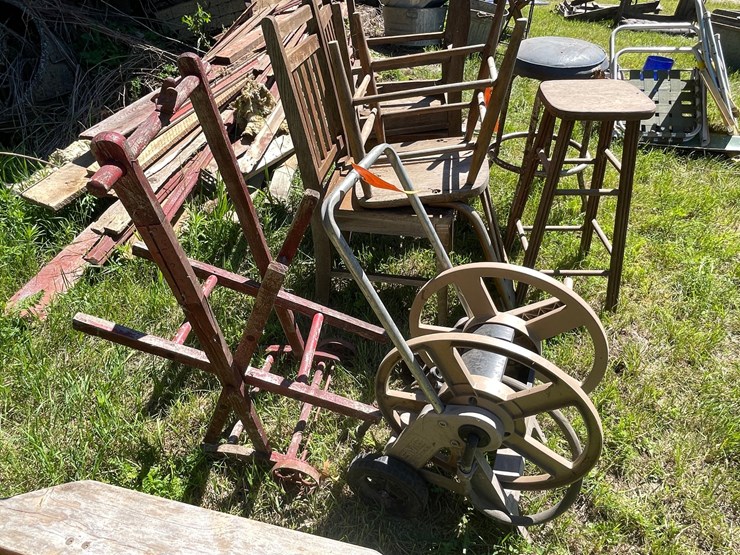 #3243-•-vintage-wood-hose-reel-with-plastic-hose-reel-image-4