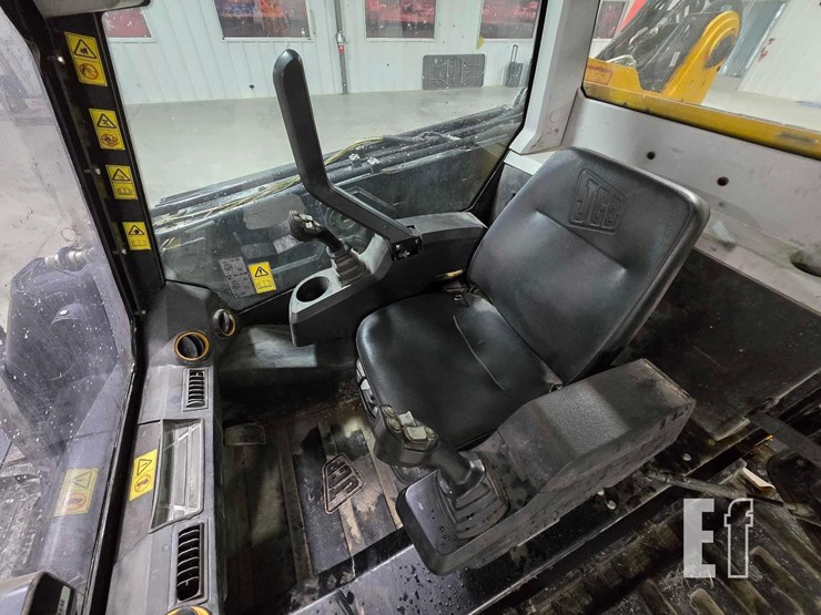 2021-jcb-3ts-8t-image-14