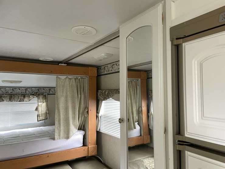 #1036-•-2003-keystone-bunkhouse-26'-camper-(has-wi-title)-image-27