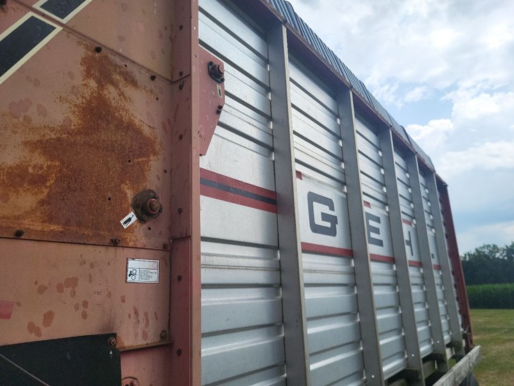 gehl-970-silage-wagon-w/gehl-tandem-axle-running-gear-image-22