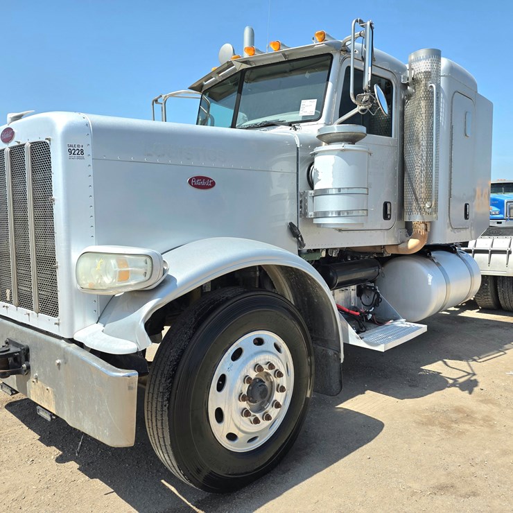 2013 PETERBILT 388