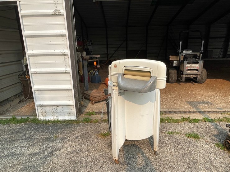 #2305-•-speed-queen-fw3090w-vintage-washing-machine-image-4