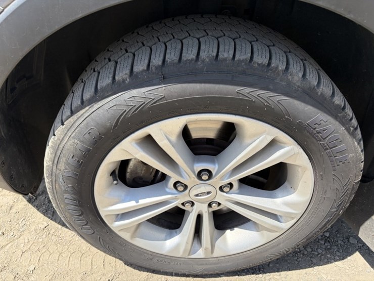 2017-ford-explorer-image-15