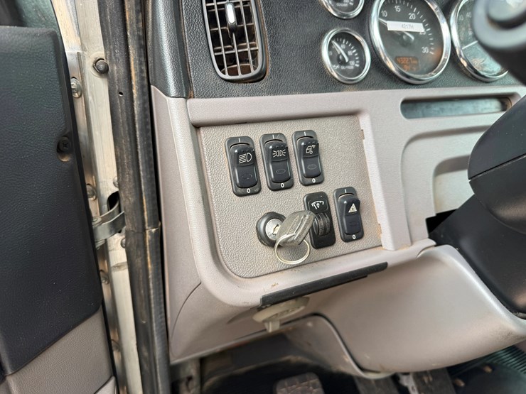 2015-peterbilt-365-image-29