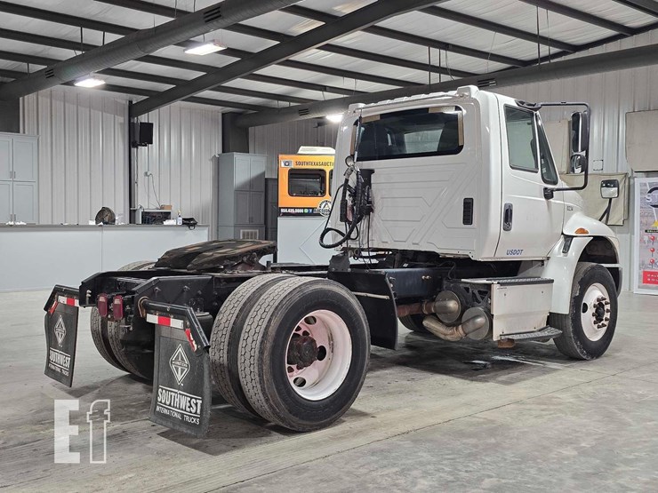 2017-international-durastar-4400-image-3