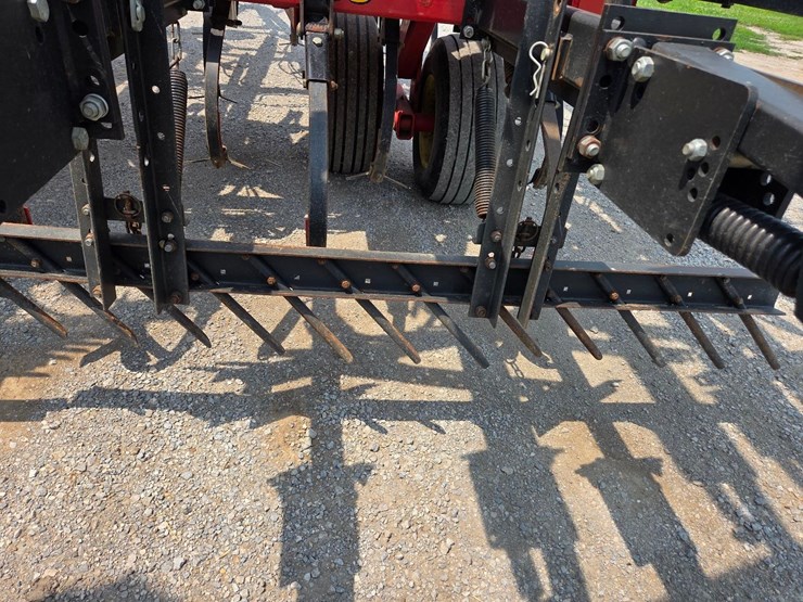 44'-sunflower-5055-44-field-cultivator-image-34