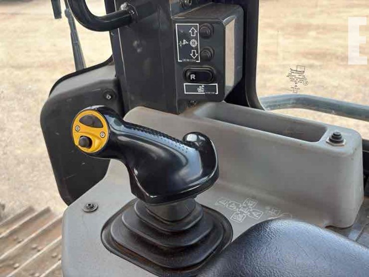 2014-komatsu-d51pxi-22-image-17