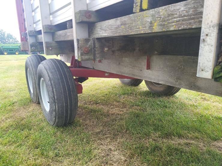 gehl-970-silage-wagon-w/gehl-tandem-axle-running-gear-image-42