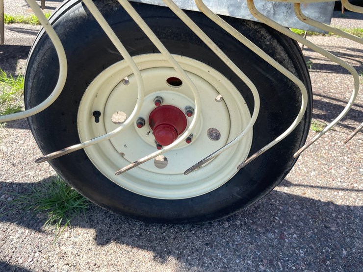 #1028-•-h&s-(12)-wheel-rake-image-13