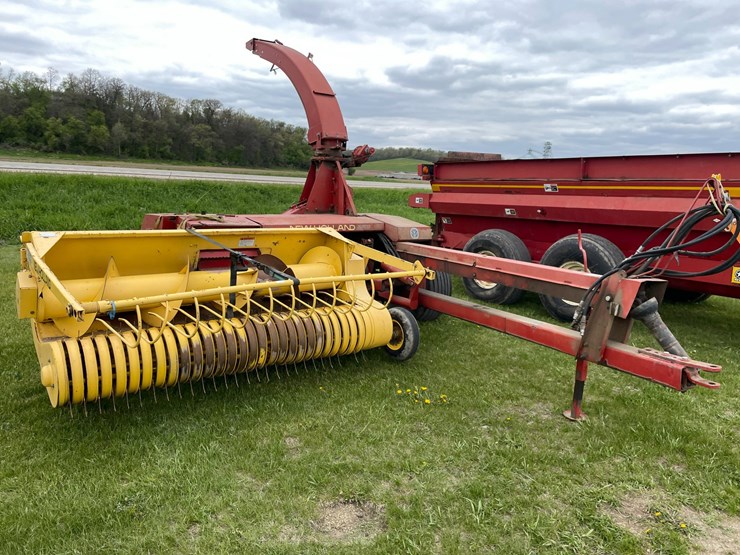 #1033-•-hew-holland-790-chopper-with-hay-head-image-3