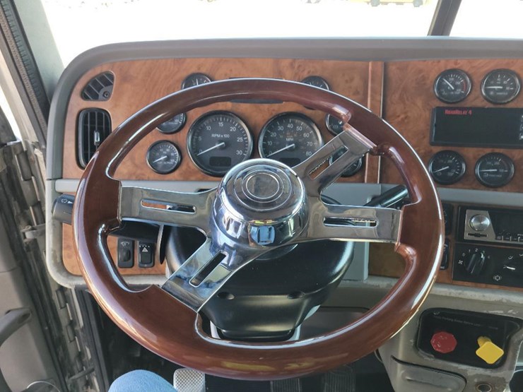 2006-peterbilt-379-image-38