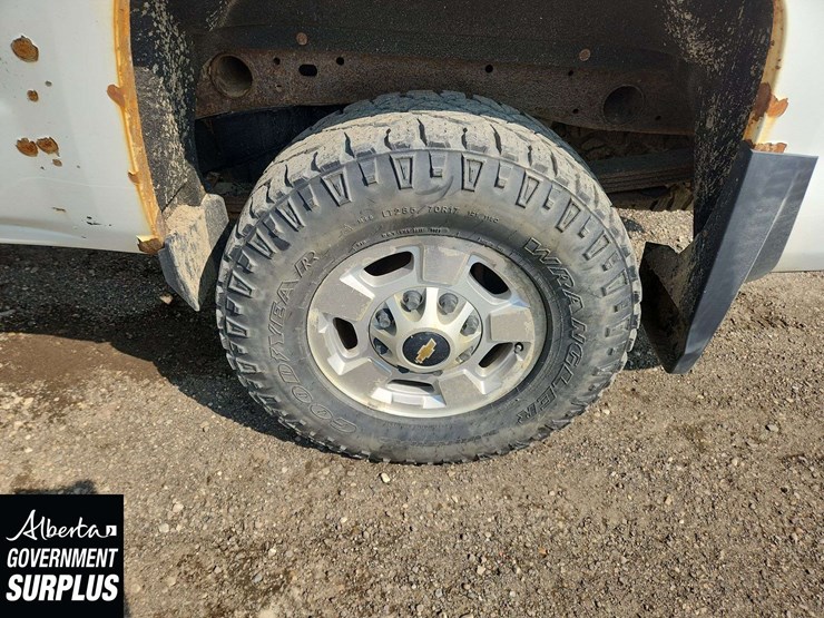2015-chevrolet-silverado-2500hd-image-25