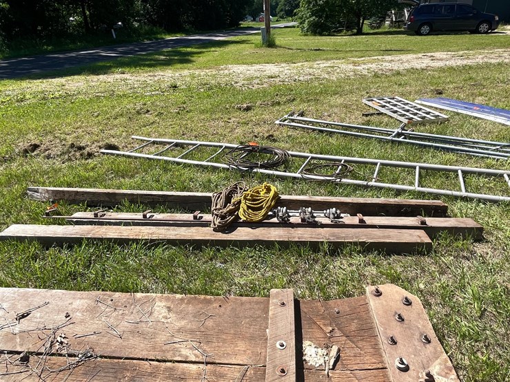 #3226-•-barn-beams-with-door-track-image-8