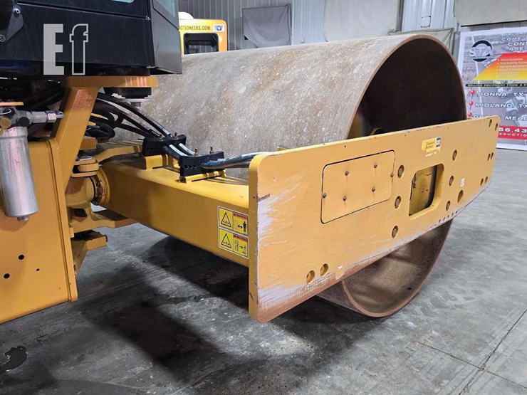 2022-caterpillar-cs56b-image-11