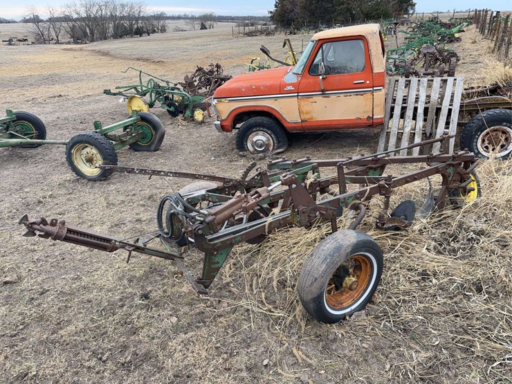 john-deere-pull-type-three-bottom-plow.-image-1