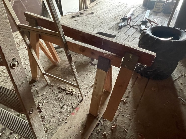#2323-•-set-of-sawhorses-and-wooden-step-ladder-image-4