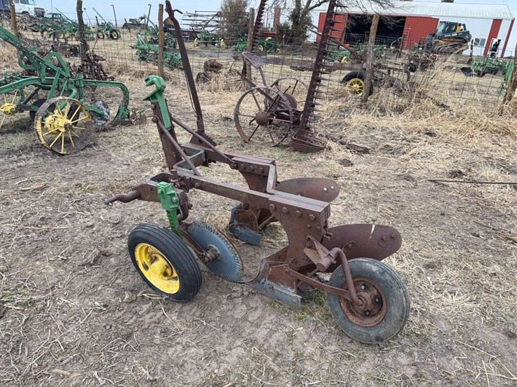 john-deere-three-point-two-bottom-plow-image-3